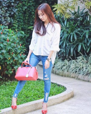 Happy Sunday! ✨Here's my usual go-to-meeting outfit, simple with a twist!
I'm wearing ripped jeans from @metoyoubutik as the twist!👖
#ootdindo #lookbookindonesia #lookbookmagazine #clozetteid #clozetteambassador