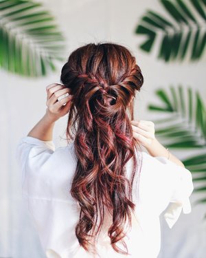 Many of you love this casual braid as much as I do 🙆🏻 so here's the closer look ✨
Hairdo by @chandraguptasurabaya 🦄
📷: @steveah 
_
#clozetteid #chandraguptasalon #braidstyles #hairdo #lykeambassador #beautynesiamember