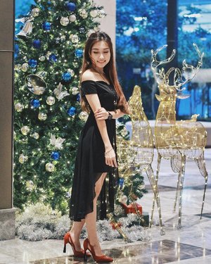 It's not what under the tree that matters; it's who gathered around it 🎄✨
Just attended the Christmas Tree Ceremony with @fourpointssurabaya 🎁🎉
_
#clozetteid #fourpointssheraton #ootdindo #lookbookmagazine #styleblogger