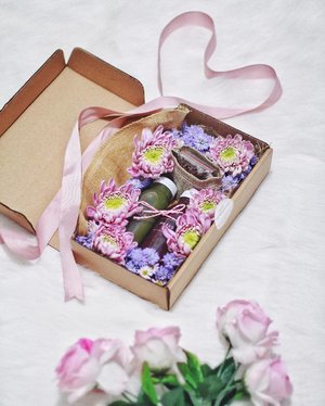 Uber cute valentine box from @press.box 💐 You know, you can be cute and healthy at the same time 😆...TYSM #pressbox @carolineyuwono 😘...#clozetteid #pressjuice
