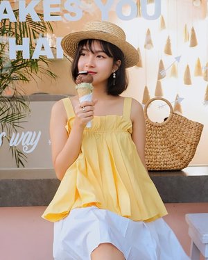 Wearing yellow, without a doubt💛 @shopmulier #collabwithchen #styleblogger #clozetteid