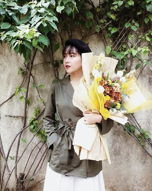 Get yourself a beautiful flower bouquet at @grayseem.pop , promise, you will love it! Smile and happiness to you guys! 💛 #collabwithchen #clozetteid