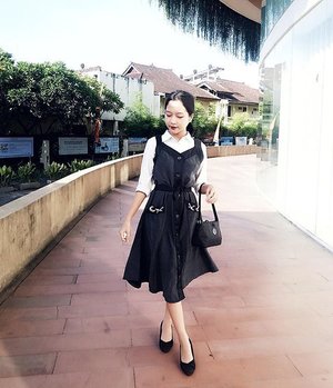 When it comes to classic style, there is nothing more chic than black and white. This color combination is timeless, seasonless, and always appropriate.

#ClozetteID #fashionblogger #styleblogger #classicstyle