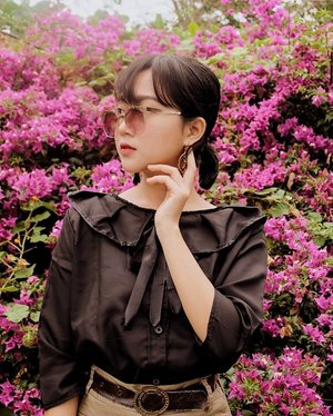 Flower picking🌸🌸 (jk this is a public garden😂🐛) Blouse by @seoulyuna #collabwithchen #clozetteid