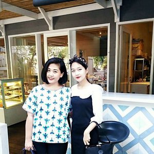 This is me and my best friend @felomenasimpher 👭. We love makeup very much, every time we meet we always talk about makeup and beauty products. We both have the same taste, we love to wear deep red lipstick because it looks lovely on our skintone. Flawless and classy look is a must for us (that's why I decide to start a blog under the name: flawlesschen😁). We both also prefer loose powder than pressed powder bcause it looks more natural and give us an instant flawless looking skin.
@beautyboxind #comfortablyflawless #urbanfix #clozetteid