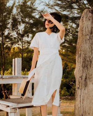 In a white dress and straw hat you can do no wrong 🍃 Dress by @ellysage #collabwithchen #clozetteid