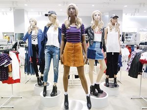First project for @hm Divided A Area : Girls. Get your favorite 70's & 90's cool items now
.
.
.
.
.
#HMvisualmerchandiser #Indonesia #getcreativehm #HMDivided #clozetteid #clozette #clozetteambassador