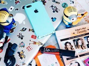 My essential : mint smartphone and tangerine lipstick-to-go #beauty #tips #lifestyle