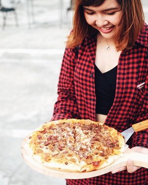 Starring at my best friend after a long week. Well, who needs boyfriend if you have pizza? Why get thinner when you can have more pizza, right @bpnfoodies? #SRShappytummy #clozetteid