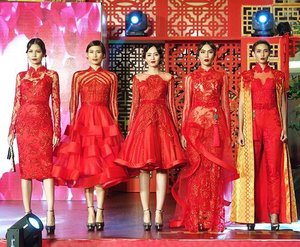 The glamorous red by inspiring and super talented, one and only @ivan_gunawan ❤️ so adorable. I am in love. Soon on the blog tonight!
.
.
.
.
.
#clozette #clozetteid #clozetteambassador #fashionshow #fashion #style #chinesenewyear