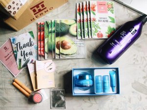 A source for my happy face had arrived, yes can't wait to try all of these products, from Etude House, Laneige, Miss En Scene, Benton, Nature Republic, Mamonde & A'Pieu 😍 I wish I had lived in South Korea lol @hermoid #hermoid #clozetteid