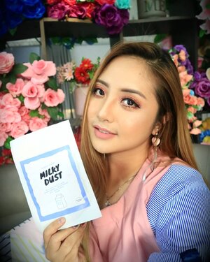 Gemash deh sm masker dari @teddyclubs 🐻.TUTORIAL PEMAKAIAN CEK PREVIOUS POST YA ➡➡➡..Peel off mask bikin tangan gatel nih pengen cepet2 kopekin 😂Yang aku coba ini Milk Dust fungsinya untuk mencerahkan dan menghaluskan. Maskernya dingin dipakai dan aromanya floral enak banget.Aku merasa masker ini menyerap minyak so untuk kulit berminyak & banyak bekas jerawat wajib cobain deh 😊 tapi tenang masker ini cocok ke semua jenis kulit, jadi semua bisa coba kog 😀😜Jangan lupa pakai moisturizer setelahnya😘. .Sedikit tips ya, kalau pakai agak tebal aja jadi mudah untuk di peel off. Juga cepat ya saat mengaplikasikan karena cepat mengental. 😊.fdbeauty  #clozetteid  #universalhairandmakeup #uhmvideo #ivgbeauty #makeupclips  #fiercesociety  #tampilcantik #wakeupandmakeup #makeuptips #indobeautygram #makeupaddict  #amazingmakeupart #beautyandhairdiaries #undiscovered_muas #indovidgram #makeupvideo #naturalmask #discover_muas  #maskernatural #beautygram #beautybloggerindonesia #muablora #indobeautysquad #discovervideos #nyxcosmeticsid #bhcosmetics #glammakeup #lagirlindonesia