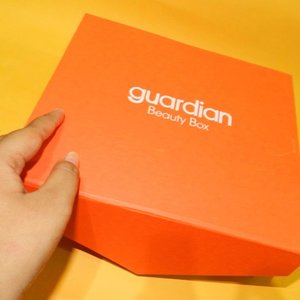 Box full of surprise from #GuardianIndonesia ❤
.
.
.
Thankyou #GuardianIndonesia Unboxing #GUARDIANBeautyBox sudah di post di blog guyss. Penasaran kan isinya apa kalo ketinggalan #sneakpeak di IG stories kemarin mari mampir bit.ly/GuardianBeautyBox 💁🏻#linkdibio
.
.
.
Jangan lupa belanja di #GuardianIndonesia surganya para perempuan 🤣 #KeGuardianYuk .
.
#ClozetteID #blogger #bbloggerid #indonesianblogger #beautyblogger #bloggerindo #beautybloggerid #femalebloggersid #bloggerperempuan #emakblogger #warungblogger #sobatblogger #beautiesquad #beautybox #unboxing