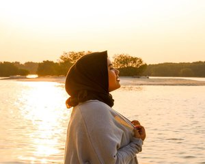 Inhale 🌄

Shot by @jonathancrispyofficial 👏

#sunset #island #goldenhour #sunsetting #clozetteid #travel #beach