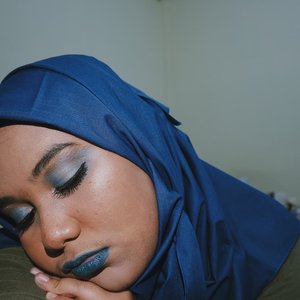 Inspired by @hallucineon (swipe for her pict) awesome makeup! But decided to turn it into all blue kinda thing. Plus its #BSANTIMAINSTREAM makeup collab anyway. How i create this look is on my bio 🤗@beautiesquad #Beautiesquad #BSMayCollab #BSCollab #clozetteid #fotd #makeupparty #makeuponpoint #onetonemakeup #bluelipstick #fdbeauty #ggrep #candyminimal #hudabeauty @hudabeauty #setterspace @setterspace #bunnyneedsmakeup @bunnyneedsmakeup #beautychannelid @beautychannel.id