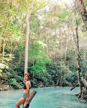 currently working on my photos from #Sumbawa to be featured on Colours, and of course this one gak bakalan dipajang di majalah. hahaha. 😂.cuma mau bilang kalau Mata Jitu still one of my favorite waterfall so far. 💚.kalau kalian sukanya air terjun apa dan di mana, bagi-bagi dong rekomendasinya buat didatengin. 😁🙏🏻.#PesonaMoyo#PesonaSumbawa#ExploreSumbawa#VisitSumbawa#PesonaIndonesia#WonderfulIndonesia #TravelinStyle#Fujifilm_ID#ClozetteID