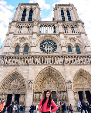 major throwback to 2014 where I was so lucky to visit #Paris after my business trip to Frankfurt.it's been hard to post this photo because I have to choose between cutting my leg off or the tower of #Notredame behind me. now you know my answer, Happy Sunday! xx.#ThisisParis#WheninParis#VisitParis#NotredamedeParis#EuroTrip#SayHelloFrom#TravelinStyle#ClozetteID