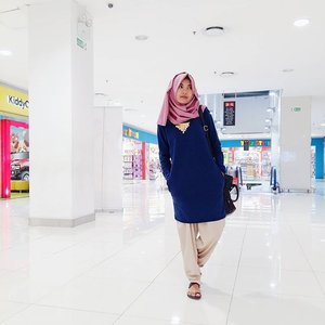 Never make an excuse for being yourself .👚Long jumper from @hardwareclothid on a rainy day 💕..#ClozetteID #hijab #hijabootdindo #hijabstyleindonesia