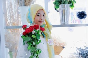 Her Red Roses ..Lensed by the talented @sari.halilintar , thankyou so much ka 💕.#ClozetteID #hijab #hijabstyleindonesia #starclozetter