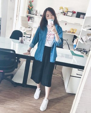 Happy weekend! 💞
Here’s a mirror selfie at the office, to commemorate the ending of my internship and the beginning of skripsi 👏🏻 😂 #sleeplessnightsahead
.
.
.
.
#jessicaalicias #jessicaaliciasootd #clozetteid #mirrorselfie #ggrep #lookbookindonesia #whatiwear #chicstyle #오오티디 #데일리 #데일리룩 #일상룩 #훈녀