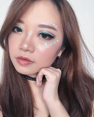 HAPPY WEEKEND! Ini hasil mainan makeup kemarin 😛 Jarang ya lihat aku pake bold makeup?This neon liner look is inspired by the festival season 🥳 anybody going to #Coachella or #UltraMusicFestival? Not meee 😂.Beberapa produk inti yang kupake (ga semua, kebanyakan 🤦🏻‍♀️) • @maybelline superstay 24h foundation• @beautycreations.cosmetics olivia palette• @absolutenewyork_id cotton candy liner “mint chip”• @blpbeauty face glow “dawn and dusk”• @blpbeauty lip glaze “spiced masala”• Brushes are from @sigmabeauty, 3DHD kabuki brush and eye shading E55 brush. All of their brushes are vegan, cruelty free, and have a free 2-year warranty!.....#jessicaalicias #jessicaaliciasmakeup #SigmaFestival2019 #clozetteid #coachellamakeup