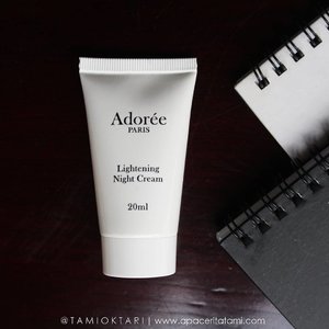 @adoreeparis_id Lightening Night Cream ini ukurannya mungil banget. Awalnya degdegan sebenarnya mau coba skincare ini karena kulit sensitif. Tapi mereka ngeklaim bahwa produknya merupakan skincare alami dan bisa dipakai disemua jenis kulit. Hmmm.... oya produk ini juga 1 pabrik dengan Dior dan Chanel~.Review lengkapnya udah up ya di blog. Linknya 👉 ((bit.ly/AdoreeParis)) 👈 atau bisa langsung klik link di bio. Thankyou💕.#setterspace #adoreeparisxsetterspace #adoreeparis #clozetteid #pkubeautyblogger #beautybloggerpekanbaru #blogbytamioktari #apaceritatami