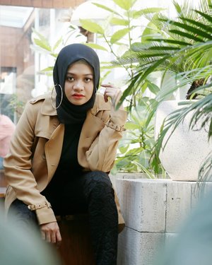 Never underestimate the power of a girl who knows what she wants.....#ootd #gadzoticastyle  #edgystyle #edgyfashion #candid #fashion #hijab #ootdindonesia #hijaberindo #hijabersurabaya #candid #ootdindo #photography #hijabootd #hijabootdindo #hijabootdindonesia #훈녀 #옷스타그램 #패션 #데일리룩 #hijabinfluencer @lookbookindonesia #lookbookindonesia #photoshootideas #beautybloggerid #influencer #beautyinfluencer #photography #clozetter #clozetteid