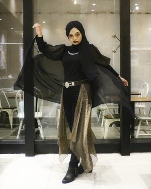 This is my last minute Halloween costume that I wore for @sbybeautyblogger 's Halloween Party. What do you think? 🎃__#ootd #fashion #style #hijabootd #hijabootdindo #halloween #vampire #halloweencostume #halloweenmakeup #love #pictureoftheday #picoftheday #clozetteid