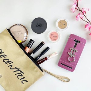 My mood booster is playing makeup. What about yours? 
___
#flatlay #makeup #koreanproduct #kbeauty #clozetteid #clozettedaily #clozetters