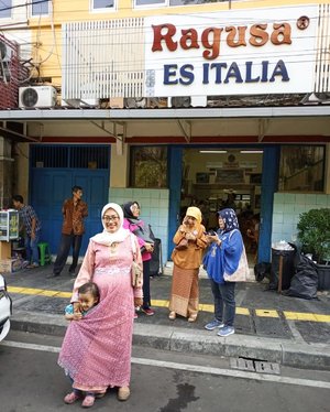 Ada yang sudan nyobain ice cream ini kah...Ice cream ini sudah ada sejak tahun 1932 an...berada di jalan veteran....Kalau di Jakarta memiliki  2 cabang, selain di jl. veteran , ada juga di daerah kota tua..#clozetteid