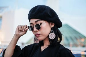 Give a touch of nude on my black outfit using pyxa earings nude from @scarfey.idn 💕 . . . . . 📷 Bae @tiffanykongadian yang selalu mengerti akooh