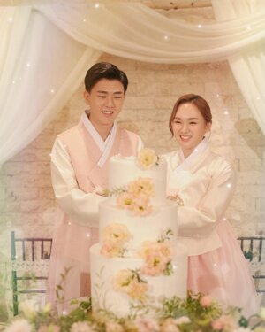 한복이 너무 이뻤어요 진심❤️ 부티가 줄줄 심플하면서도 엘레강스한 허허 외국인 남편이 더 잘어울린것은 무엇? 🙃
#한복이찰떡 #핑크커플
-
Hello everyone who want me to make Video about Korean wedding by SO&HANS?
Siapa mau video untuk Korea wedding?👫