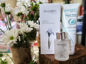 It's been sometimes since I get intimate with @avoskinbeauty Perfect Hydrating Treatment Essence and I love it. I'm using it after my exfoliating toner and hydrating toner before moisturizer, oil and SPF. And my base is complete. ❤️❤️ #bskejogja #bs1stgathering #BSworkshop #BeautiesquadXAvoskin