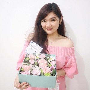 🌸 Flowers are the sweetest things God ever made, and forgot to put a soul into 🌸
.
.
.
#flowerbox #flower #flowerstagram #clozetteid #starclozetter #styleblogger #lifestyleblogger #flowergift