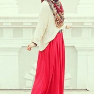 Gaya merah putih juga bisa digabungkan dengan hijab bermotif dengan warna merah/putih sebagai warna dominan. Noted!