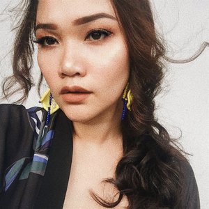 the strongest actions for a woman is to love herself, be herself and shine amongst those who never believed she could 🌞
.
Earring from : @flos.acc
.
.
.
#motd #makeupoftheday #art #mua #muajakarta #muaindonesia #makeupmakeupartist #indobeautyblogger #beautyblogger #beauty #blogger #indobeautygram #beautybloggerindonesia #youtuber #youtuberindonesia #makeupwisuda #makeuprevolution #wakeupmakeup #hudabeauty #vegasnay #mymakeup #ofracosmetics #muaawesome #lipstick #liquidlipstick #undiscoveredmuas #clozetteid #clozetteidreview