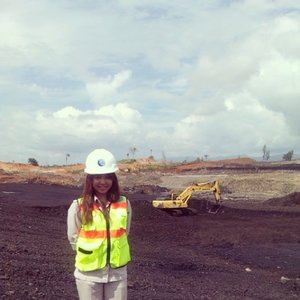 Diatas hamparan batubara.. #mining #work #kalimantan #ootd #clozetteid #clozettegirl