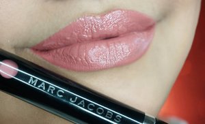 Hi! Good morning!😍
.
Jadi aku pengen bahas liquid lipstick dari 1 of the high end brand, Marc Jacobs. So they finaly jump on the band wagon and creating Le Marc Liquid Lip Crème. Di foto ini aku menggunakan shade Slow Burn, a neutral rose brown color.
.
💋It is creamy, dries down to semi matte-ish finish.
💋Its hydrating, makes your lips feelin kinda plump, and a bit sticky.
💋Transferred, obviously.
💋Packaging: simple and sleek. Me likey.
💋Price: $28 kurang lebih se kylie lipkit
💋There are 6 colors at the moment, dominated by pinks and nudes.
.
.
Buy another shade? Yes. Its not a strong yes as if i really like the products, but i do want to buy shade Hot Cocoa😍
.
Hope you enjoy this short review, baby!
And oh, have a great day!😊😊
.
.
.
#MakeupwithSelly #lemarcliquidlipcreme #slowburn #marcjacobsliquidlipcreme #lipstickreview #makeupjunkies
#lipswatch #clozetteid #marcbeauty #fdbeauty