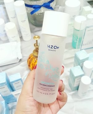 Congratulations @h2oplusidn for the new and improved branding and latest collection, On the Move Cleansing Stick & Fresh Powder Exfoliator💙.Thanks for having me!😍.Anyway guys, @h2oplusidn sedang mengadakan giveaway featuring @sephoraidn loh, its really easy! Go check em out gorgeous!...#makeupwithselly #beautybeginswithin #h2oplusidn #h20 #rebrandingparty #clozetteid