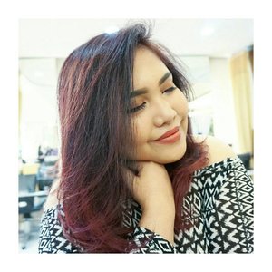 Have a nice friday night from my hair of the monthhh!
.
So in love with this color, think am gonna quit my hair color adventure for a while.😍😍
.
Anyways, udah nonton full reviewnya? Yuk langsung ke bio dan klik linknyah! Enjoyy!