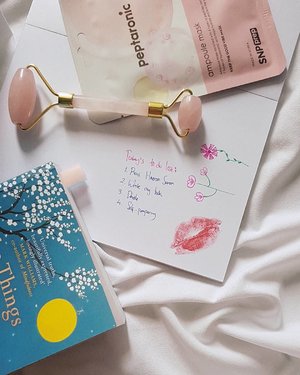 #BSPinkChallenge pink flatlay with a little blue.Btw, itu buku #TheThingsYouCanSeeOnlyWhenYouSlowDown udah selesai kubaca. Kuceritain kapan-kapan di story.#beautiesquad #BSagainstBreastCancer @beautiesquad #pinkflatlay #saturdayvibes #ClozetteID #bookstagram #kbeauty