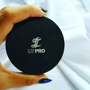 Kenapa harus dukung produk lokal?
Karena produknya bagus. 
Salah satunya bedak tabur ini, reviewnya di http://www.jurnalsaya.com/2016/09/review-lt-pro-translucent-powder-in.html
#JurnalSaya 
#clozetteid 
#FemaleBloggerID
#FunBloggingID 
#beauty
#makeup
#BeautyThings 
#blackwhitephotography 
#Fdbeauty