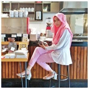 Captured by : @iam_mbombi 
#clozetteid 
#clozetter
#hijaber
#seputarsemarang
#coffeelover
#lyfe