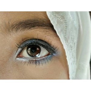 Kalau di zoom in ternyata ada eyelash ngeletek 😆😆 abaikan aja ya! 
#EOTD
#lashesaddict
#lovelocal 
#clozetteid 
#hijabers
#beautyenthusiast
