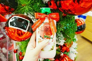 earlier today.. a morning walk-through, introducing @bathandbodyworks new Holiday collection.. and this Red Velvet Cheer is the LIMITED EDITION series!! i really love the smellssss 💞💞💞 combination of red velvet frosting, christmas citrus, festive apple, hot cocoa, and winter woods 💜
what a delightful morning over some sweet sips and snacks.. thank you for having me @bathandbodyworks Indonesia 😘
.
.
check my instastories for the details of launching event.. and do u want to know other Holiday Collection series from @bathandbodyworks? will post it on my blog soon 😉😉