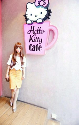 happy sundayy all 😘 i love this cute spot @hellokittycafejkt
.
i'm wearing White Noah Seiches Top from @label8store 💞💞💞 detail on my blog 😉