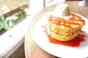 strawberry pancake from @littlewingsbdg 💞