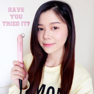 [#ElinMiniReview]
I got @vodana from @charis_official couple months ago. I know that Vodana is the best-seller for hair tools in Korea. 
_
It doesn't damaged my hair at all and travelling friendly! 💕 It makes my hair shiny after use it.
_
You might want to check the result on:
http://www.elinivana.com/2017/05/vodana-pocket-mini-flat-iron-review.html
_
Well, you can buy it from hicharis.net/elinivana to get 5% off and 50% off shipping fee and of course 5$ worth free gift 💕
_
#vodana #charisceleb #beautifuljourney #seoul #koreanbeauty #clozetteid #elinivana #charis