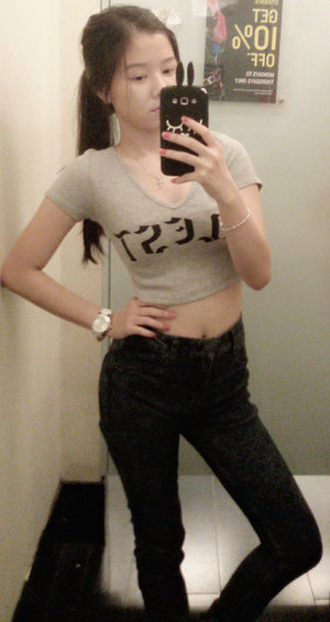 I love the crop top and the HW Jeans <3