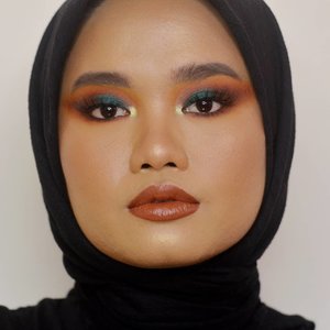 Ganti suasana baruuu hehehehe. Wdyt?.#makeupbyutiazka #beautybloggerindonesia #indobeautyblogger #jakartabeautyblogger #socobeautynetwork #clozetteid #crueltyfreebeauty #crueltyfreemakeup #colorfulmakeup